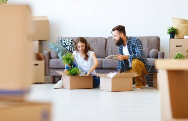 mutlu genç bir çift yeni apartmen gider evli