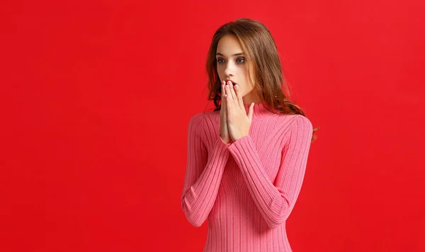 Jovem Bela Menina Emocional Vestido Rosa Backgroun Vermelho — Fotografia de Stock