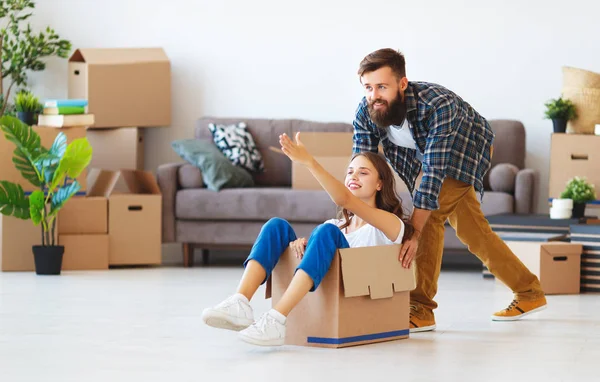 Een Gelukkig Jong Getrouwd Paar Verhuist Naar Nieuwe Apartmen — Stockfoto