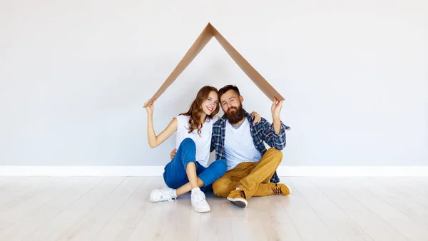 Ein Glückliches Junges Ehepaar Zieht Neue Wohnungen — Stockfoto