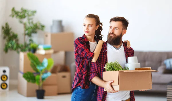 Una Feliz Pareja Jóvenes Casados Muda Nuevos Apartmen — Foto de Stock