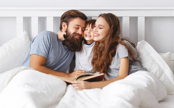 Glückliche Familie Mutter Vater Und Vater Kind Tochter Lesen Ein — Stockfoto