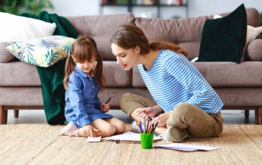 mutlu sevgi dolu aile anne ve çocuk kızı hom çizim