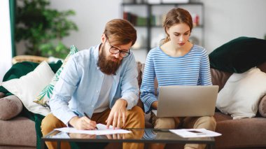 faturaları giriş belgeleri ve hom bir laptop ile evli çift