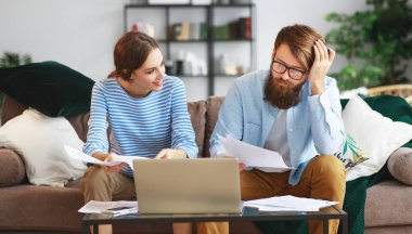 faturaları giriş belgeleri ve hom bir laptop ile evli çift