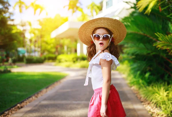 夏帽子と グラッセで面白い驚き子供女の子 — ストック写真