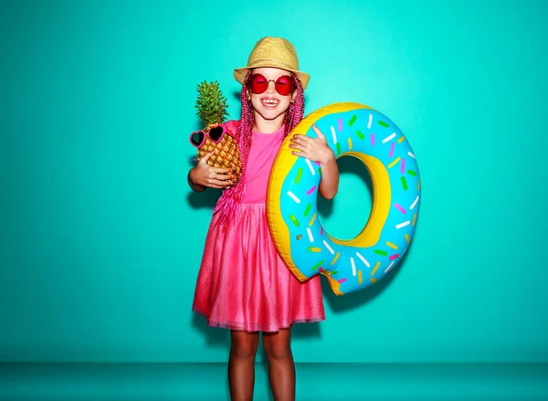 Lustiges Fröhliches Kindermädchen Sommerrosa Kleid Mit Ananas Und Schwimmkreis Lacht — Stockfoto