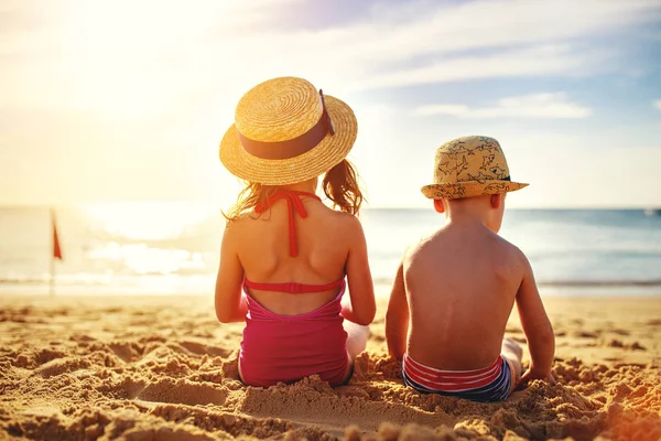 Dzieci Chłopiec Dziewczyna Stroju Kąpielowym Siedzieć Plaży Bac — Zdjęcie stockowe