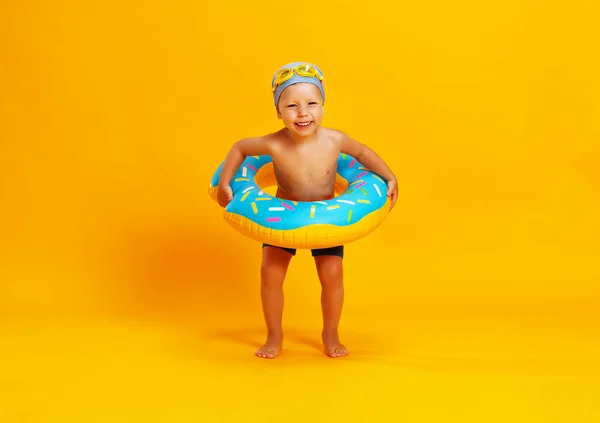 Niño Feliz Traje Baño Con Anillo Natación Donut Fondo Amarillo — Foto de Stock