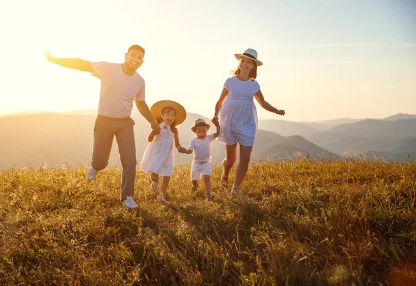 Família Feliz Mãe Pai Filhos Filho Filha Natureza Sunse — Fotografia de Stock