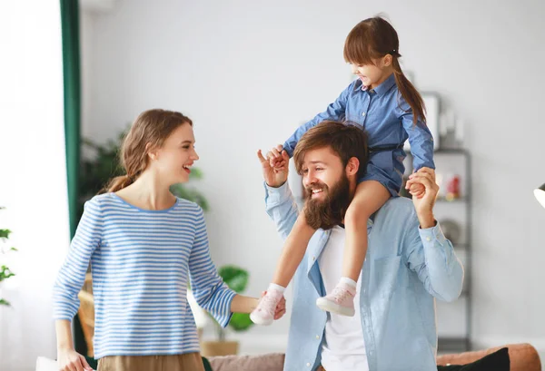 Glückliche Familienmutter Vater Und Tochter Hause Auf Der Couch — Stockfoto