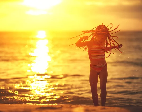 Menina Feliz Maiô Com Cabelo Voador Dançando Praia Sol — Fotografia de Stock