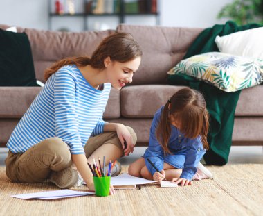 mutlu sevgi dolu aile anne ve çocuk kızı hom çizim