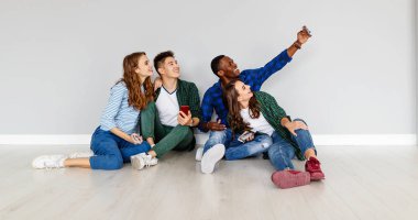 Beyaz adam izole grup neşeli genç insanlar erkek ve kadınların çokuluslu