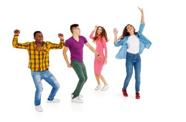 Beyaz arka plan üzerinde izole grup neşeli genç insanlar erkek ve kadınların çokuluslu