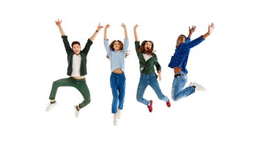 Beyaz arka plan üzerinde izole grup neşeli genç insanlar erkek ve kadınların çokuluslu