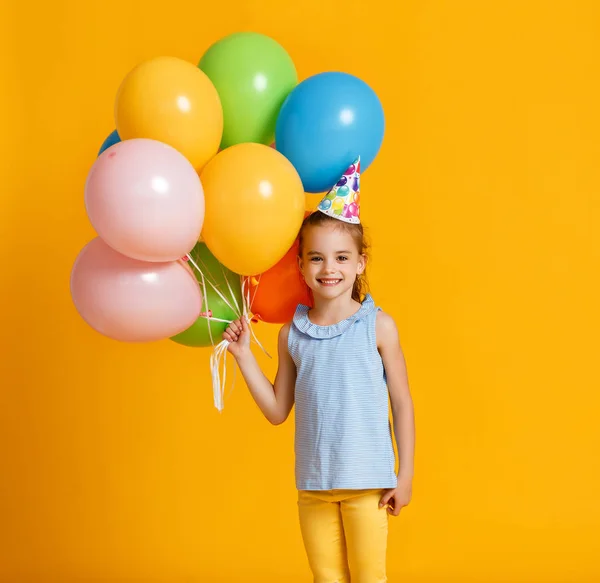 Feliz Cumpleaños Niña Con Globos Fondo Color Amarillo —  Fotos de Stock