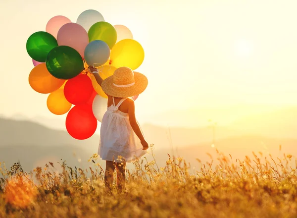 Gelukkig Kind Meisje Met Ballonnen Bij Zonsondergang Summe — Stockfoto