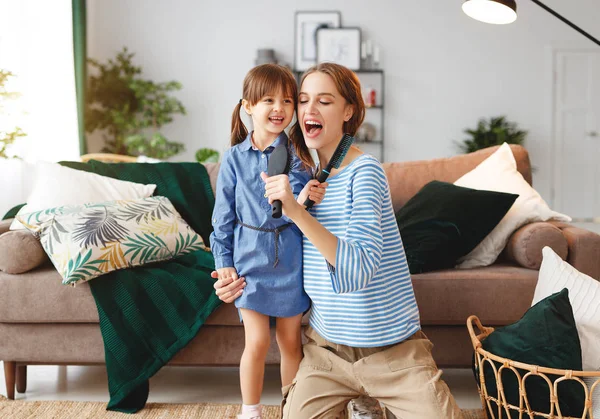 Glückliche Familie Mutter Und Kind Tochter Spielen Hause Und Singen — Stockfoto