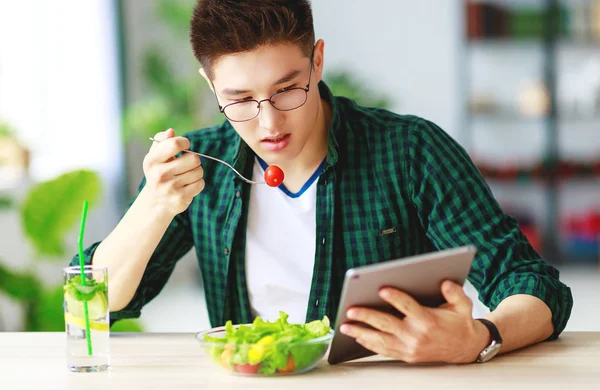 Una Alimentación Saludable Feliz Joven Asiático Hombre Comiendo Ensalada Con — Foto de Stock