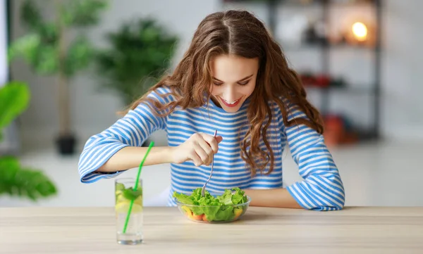 健康的な食事 朝のキッチンでサラダを食べて幸せな若い女の子 — ストック写真