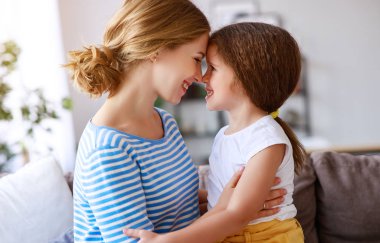 mutlu anneler günü! Çocuk kızı hugs ve annesi tebrik