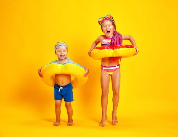 Glückliche Kinder Mädchen Und Junge Badeanzug Mit Schwimmring Donut Auf — Stockfoto