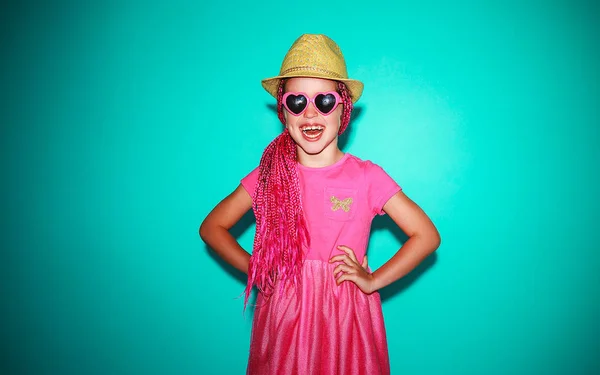 Rolig Lyckligt Barn Flicka Rosa Sommarklänning Glasögon Och Hatt Skrattar — Stockfoto