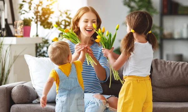 Gelukkige Moederdag Kinderen Feliciteert Moeders Geeft Haar Een Geschenk Bloemen — Stockfoto