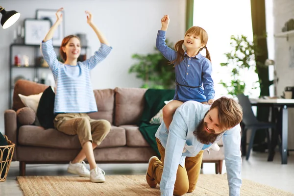 Glückliche Familienmutter Vater Und Tochter Hause Auf Der Couch — Stockfoto