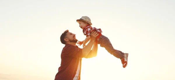 Día Del Padre Feliz Familia Padre Hijo Pequeño Jugando Riéndose — Foto de Stock