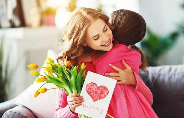 Gelukkige Moederdag Kind Dochter Feliciteert Moeder Geeft Een Boeket Bloemen — Stockfoto