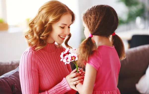 Счастливого Дня Матери Дочь Поздравляет Маму Дарит Букет Цветов Тюльпанам — стоковое фото