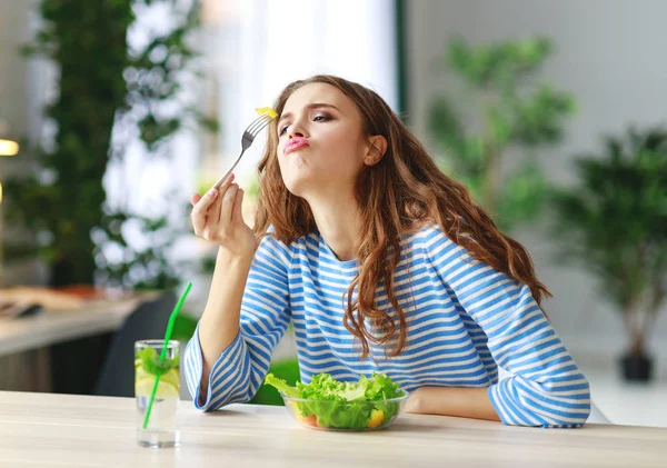 Healthy Eating Happy Young Girl Eating Salad Morning Kitche — Stock Photo, Image