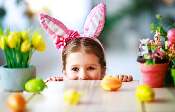 Vrolijk Pasen Grappige Kind Meisje Met Konijnen Oren Eieren Thuis — Stockfoto