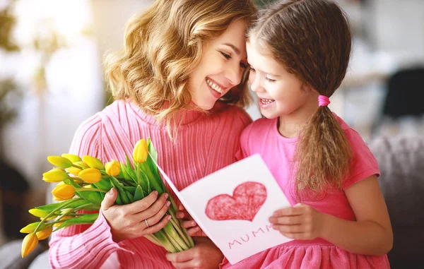 Gelukkige Moederdag Kind Dochter Feliciteert Moeder Geeft Een Boeket Bloemen — Stockfoto