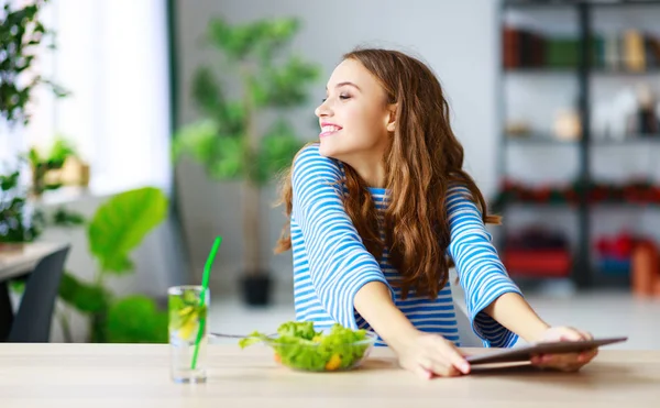 Sunda Matvanor Glad Ung Flicka Äter Sallad Med Tabletpc Morgonen — Stockfoto