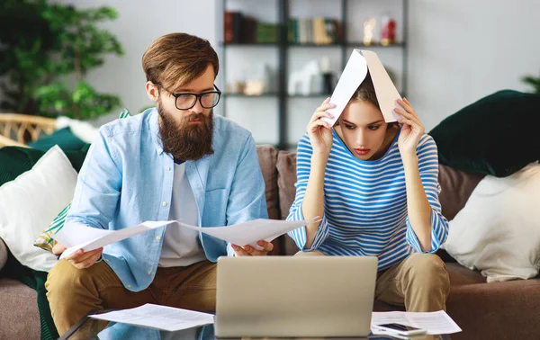 Echtpaar Met Rekeningen Ontvangsten Documenten Een Laptop Hom — Stockfoto