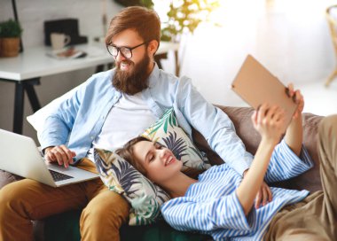 mutlu aile çift evde laptop ve tablo ile rahatlatıcı