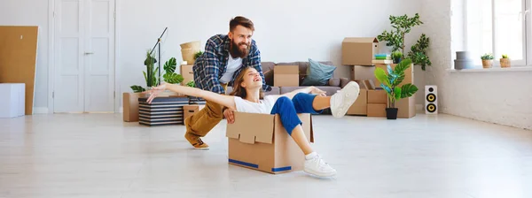 Lycklig Ung Gift Par Flyttar Till Nya Apartmen — Stockfoto