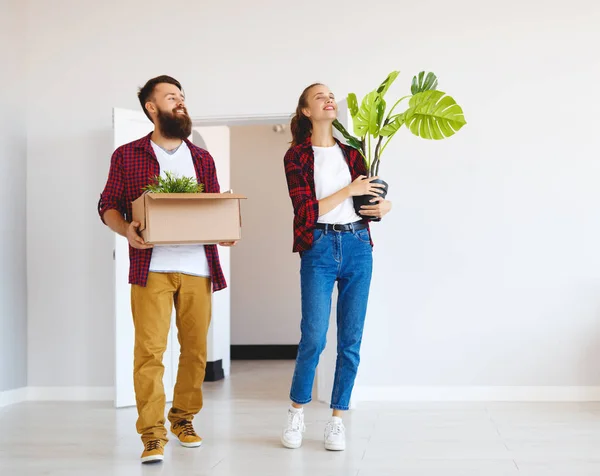 Ein Glückliches Junges Ehepaar Zieht Neue Wohnungen — Stockfoto