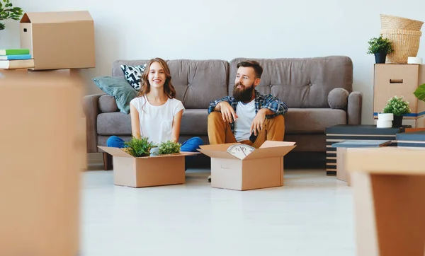 Een Gelukkig Jong Getrouwd Paar Verhuist Naar Nieuwe Apartmen — Stockfoto