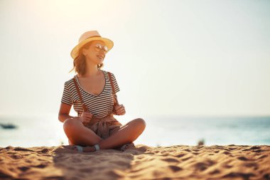 bir sırt çantası ve şapka se ile mutlu turist kız