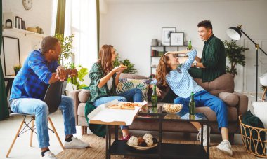 bira ve hom Pizza'da mutlu genç arkadaş grubu