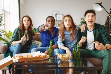 bira ve hom Pizza'da ile televizyonda maç izlerken mutlu genç arkadaşlar hayranları grup