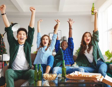 bira ve hom Pizza'da ile televizyonda maç izlerken mutlu genç arkadaşlar hayranları grup