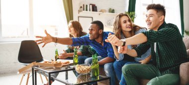 bira ve hom Pizza'da ile televizyonda maç izlerken mutlu genç arkadaşlar hayranları grup