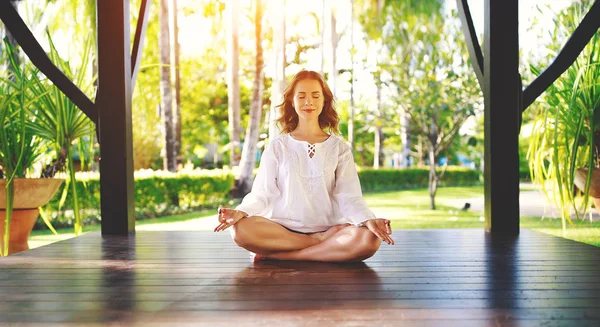 Giovane Donna Che Yoga Sulla Natura Alla Pari — Foto Stock