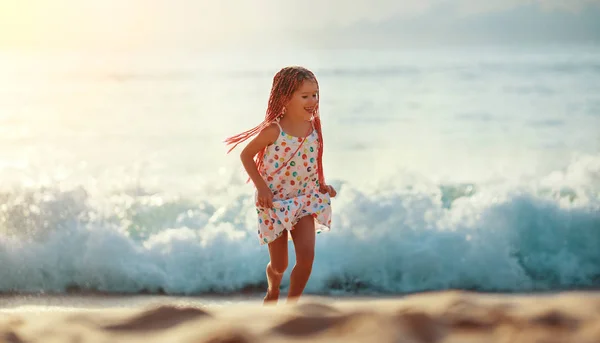 Szczęśliwe Dziecko Dziewczynka Latające Włosy Taniec Runiczny Plaży Sunse — Zdjęcie stockowe