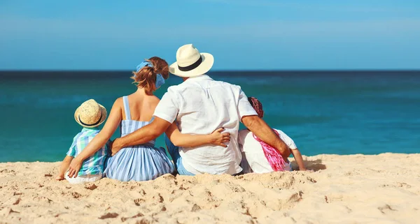 Heureux Père Famille Mère Enfants Dos Sur Plage — Photo